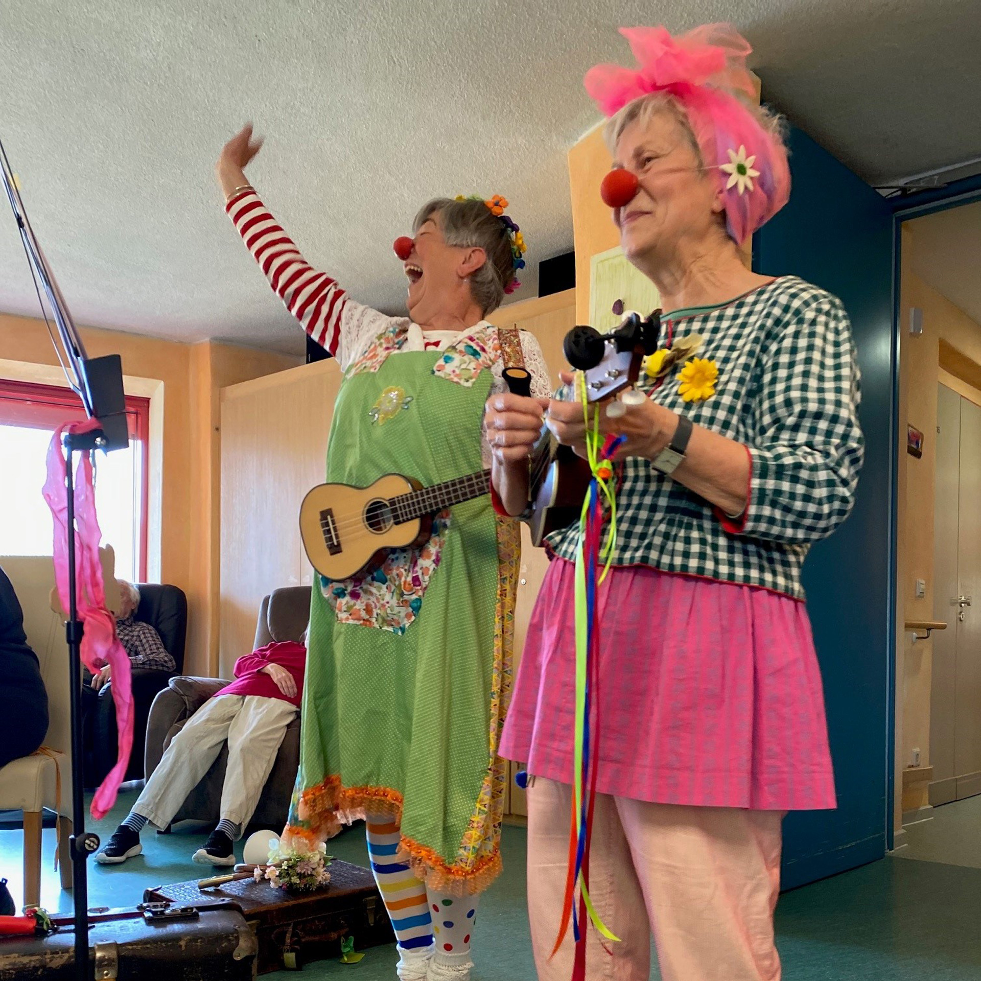 Die beiden Altenpflege-Clowns Pippa und Lotti